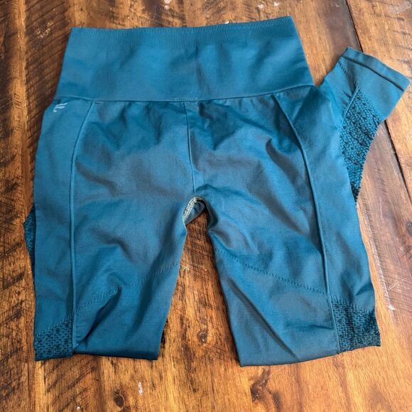 Fabletics perforated 7/8 legging - Picture 3 of 7